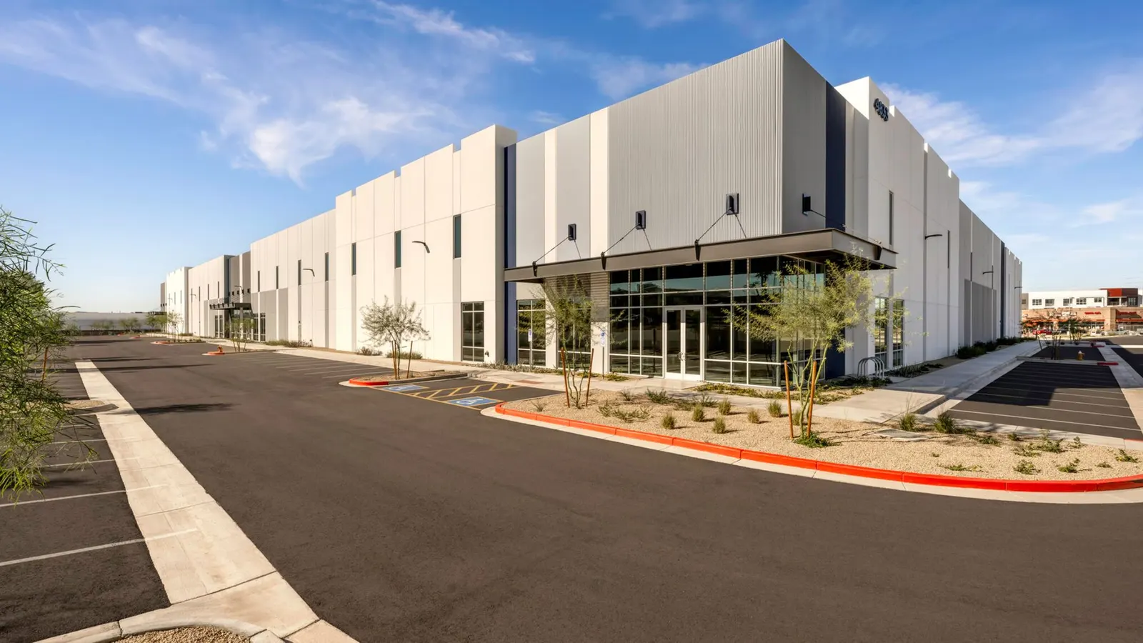 Large-bay industrial building